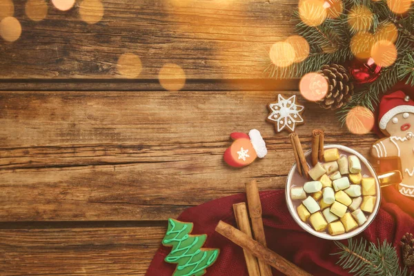 Νόστιμη Ζεστή Σοκολάτα Ζαχαρωτά Κοντά Μπισκότα Και Χριστουγεννιάτικη Διακόσμηση Ξύλινο — Φωτογραφία Αρχείου