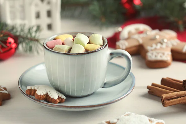 Delicioso Chocolate Caliente Con Malvaviscos Galletas Jengibre Mesa Madera Blanca — Foto de Stock