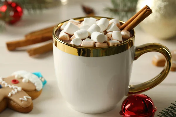 Läcker Varm Choklad Med Marshmallows Och Kanel Vitt Träbord Närbild — Stockfoto