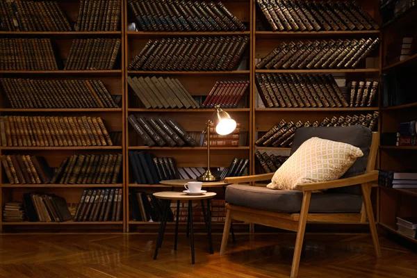 Intérieur Confortable Bibliothèque Maison Avec Fauteuil Confortable Collection Livres Vintage — Photo