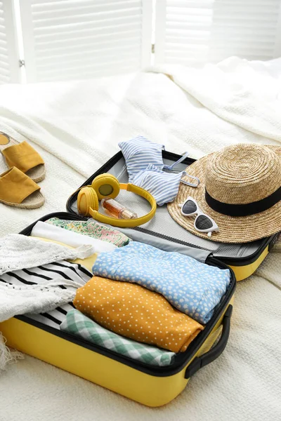 Nyitott Bőrönd Tele Ruhákkal Cipőkkel Nyári Kiegészítőkkel Ágyon — Stock Fotó