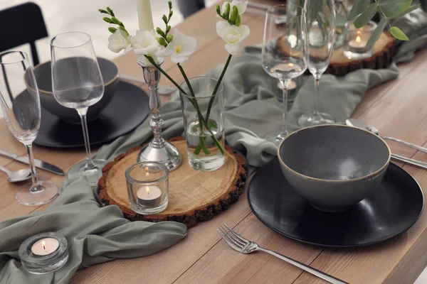 美しい食器や装飾が施されたお祭りのテーブルセッティング — ストック写真