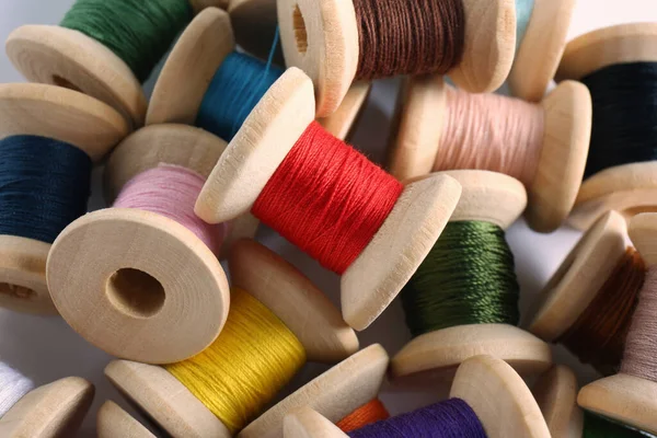 Pile Wooden Spools Colorful Sewing Threads Closeup — Stock Photo, Image