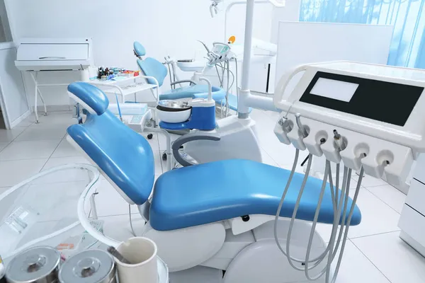 Dişçinin Ofis Içi Sandalye Modern Ekipmanlarla Dolu — Stok fotoğraf