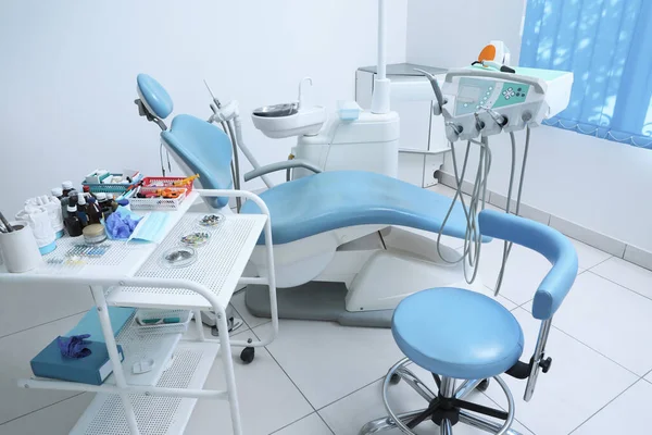 Interior Oficina Del Dentista Con Silla Equipo Moderno —  Fotos de Stock