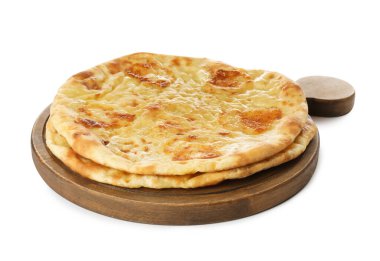 Beyaz arka planda peynirli lezzetli khachapuri.