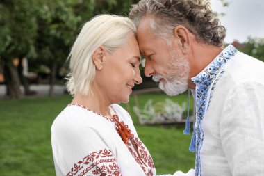 Ukrayna ulusal giysileri içinde mutlu olgun bir çift.