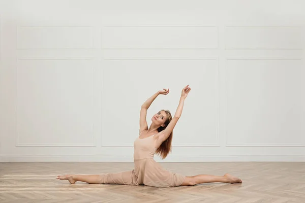 Hermosa Bailarina Profesional Practicando Split Estudio —  Fotos de Stock