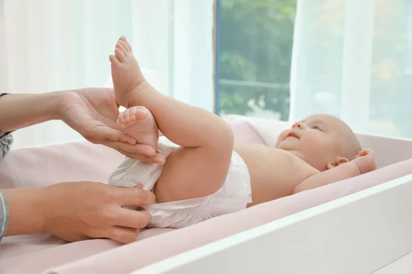 Madre Cambiando Pañal Bebé Mesa Casa — Foto de Stock