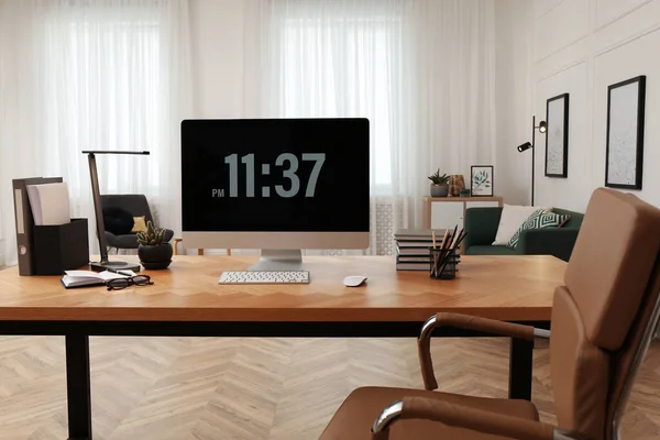 Odanın Ahşap Masasında Modern Bilgisayarla Rahat Bir Yeri Tasarım — Stok fotoğraf