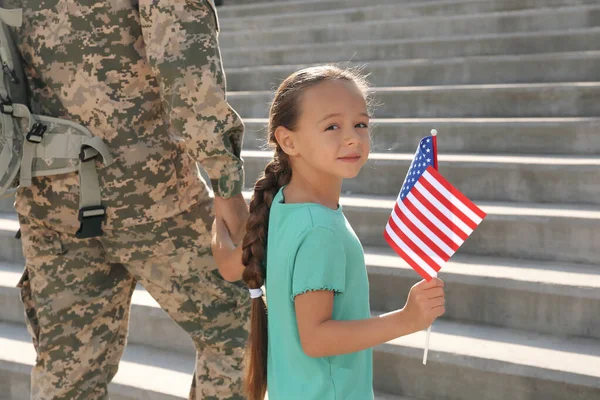 Στρατιώτης Και Κορούλα Του Αμερικανική Σημαία Έξω Ημέρα Βετεράνων Στις — Φωτογραφία Αρχείου