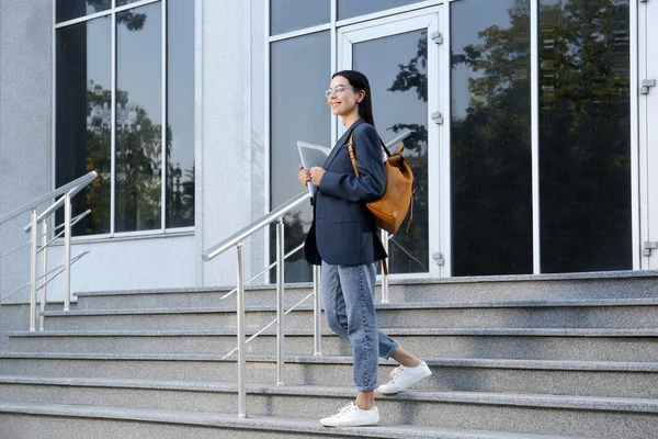 Mooie Jonge Vrouw Met Stijlvolle Rugzak Laptop Buurt Van Gebouw — Stockfoto