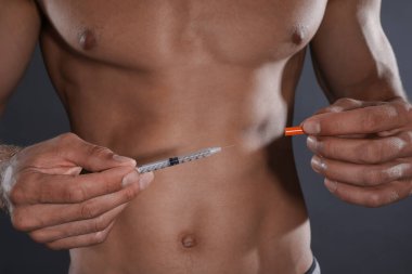 Gri arka planda şırıngalı adam, yakın plan. Doping kavramı