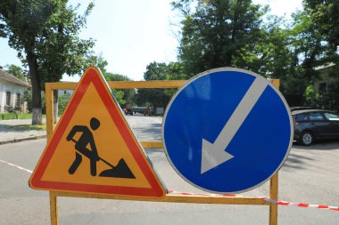 Şehir caddesinde trafik işaretli bir barikat. Yol onarımı