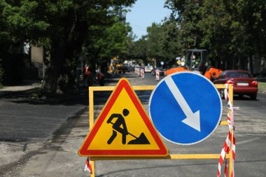 Şehir caddesinde trafik işaretli bir barikat. Yol onarımı