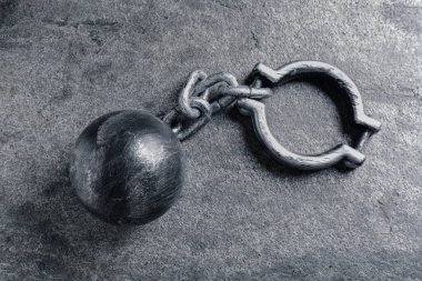 Zincirli mahkum topu. Gri masa, üst manzara.
