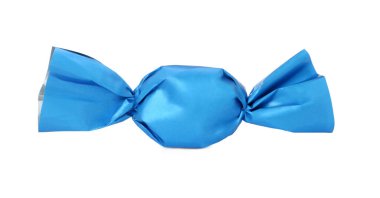 Açık mavi ambalajlı leziz şekerler beyaza izole edilmiş.