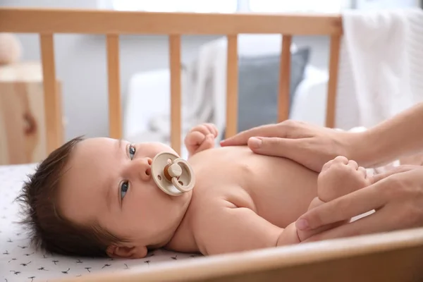 Bebé Bonito Com Chupeta Berço Casa — Fotografia de Stock