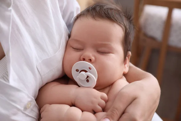 Mãe Segurando Seu Bebê Pequeno Bonito Com Chupeta Casa Close — Fotografia de Stock