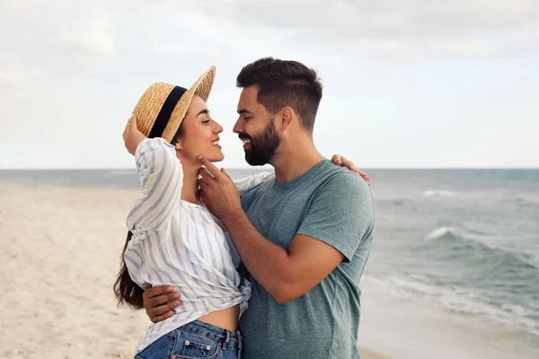 Mooi Koppel Samen Tijd Doorbrengen Het Strand — Stockfoto