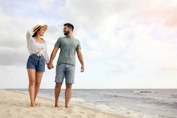 Mooi Koppel Samen Tijd Doorbrengen Het Strand — Stockfoto