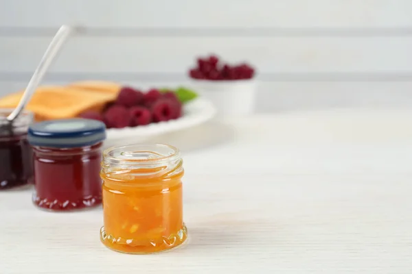 Gläser Mit Verschiedenen Süßen Marmeladen Auf Weißem Holztisch Raum Für — Stockfoto