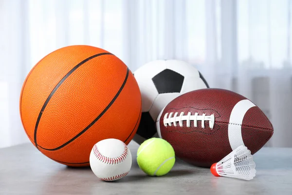 ライトグレーのテーブルの上に異なるスポーツボールとシャットダウンのセット — ストック写真