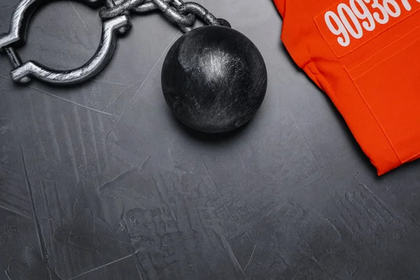Мяч Заключенного Цепью Тюремной Одеждой Сером Столе Лежал Плоский Пространство — стоковое фото