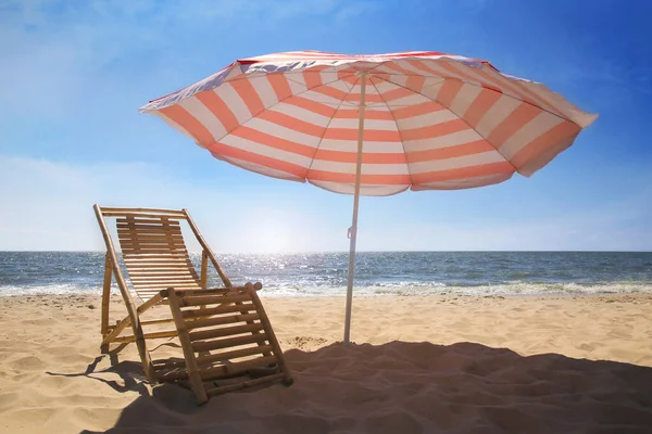 Cadeira Convés Perto Guarda Chuva Praia Listrado Vermelho Branco Praia — Fotografia de Stock