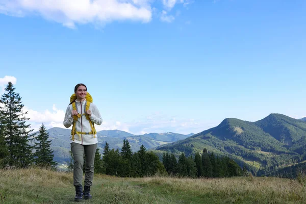 Touristin Mit Rucksack Wandert Durch Berge Platz Für Text — Stockfoto
