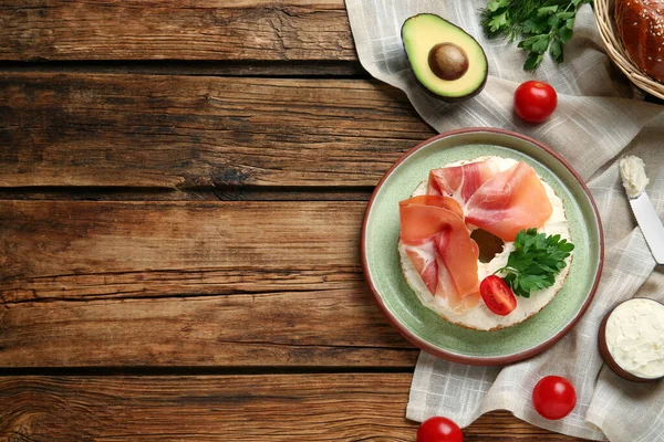 Heerlijke Bagel Met Roomkaas Jamon Tomaat Peterselie Houten Tafel Plat — Stockfoto