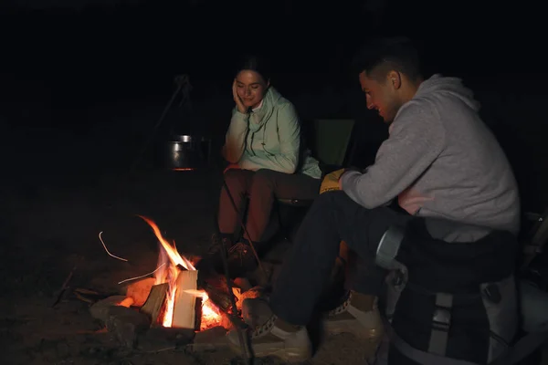 夜にはたき火の近くのカップル キャンプシーズン — ストック写真