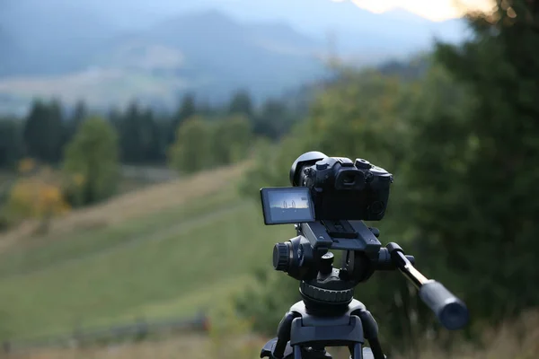 Tomar Una Foto Hermoso Paisaje Montaña Con Cámara Montada Trípode — Foto de Stock