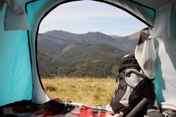 Tenda Campeggio Con Zaino Thermos Montagna Nella Giornata Sole Vista — Foto Stock