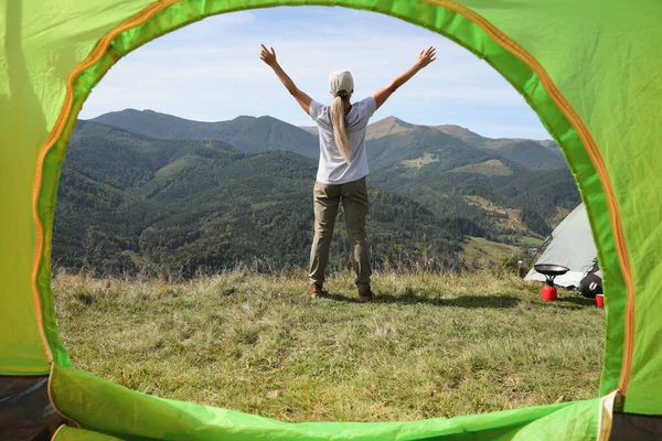 Mujer Disfrutando Del Paisaje Montaña Vista Desde Tienda Campaña — Foto de Stock