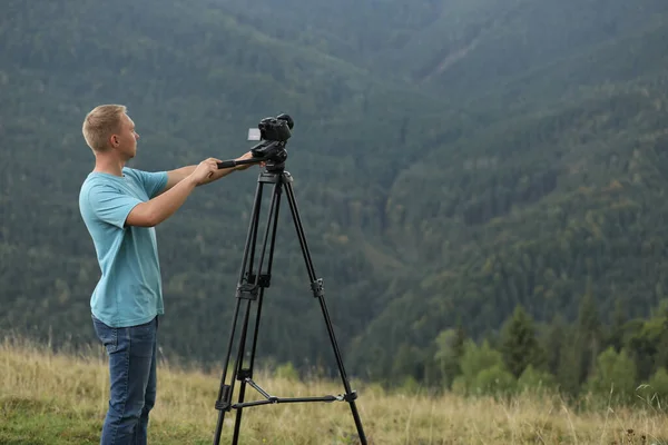 Фотограф Снимает Видео Современной Камерой Штативе Горах — стоковое фото