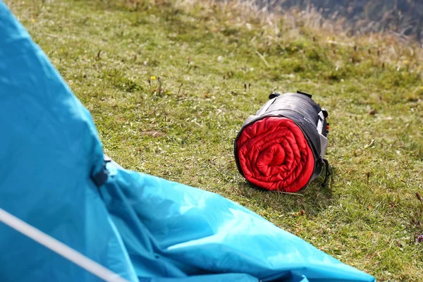Roter Schlafsack Sack Auf Grünem Gras — Stockfoto