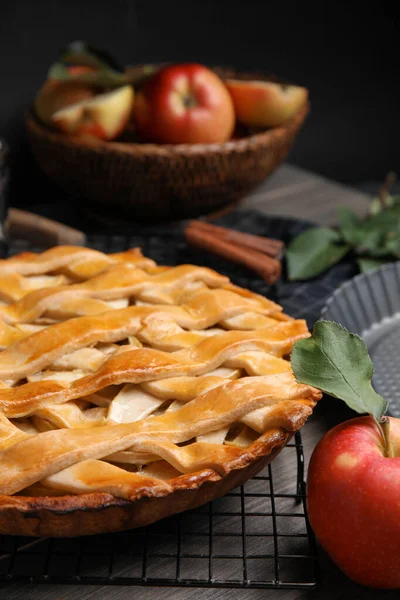 Leckerer Traditioneller Apfelkuchen Auf Dem Tisch Nahaufnahme — Stockfoto