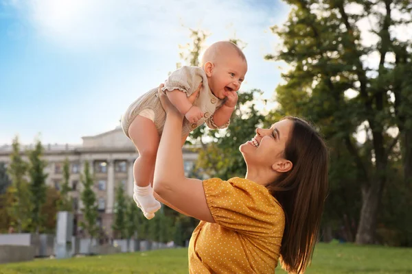 Mãe Feliz Com Bebê Adorável Andando Parque Dia Ensolarado — Fotografia de Stock