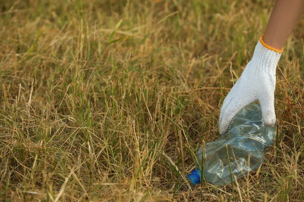 手袋をして女性の芝生の屋外から クローズアップ砕いたボトルを選ぶ テキストのスペース — ストック写真