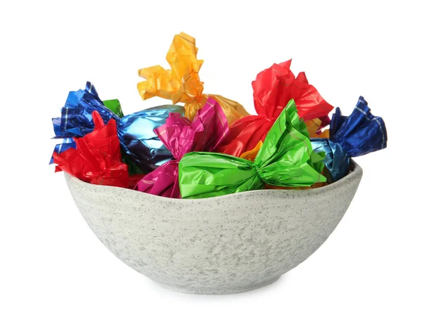 Schaal Met Snoepjes Kleurrijke Wikkels Geïsoleerd Wit — Stockfoto