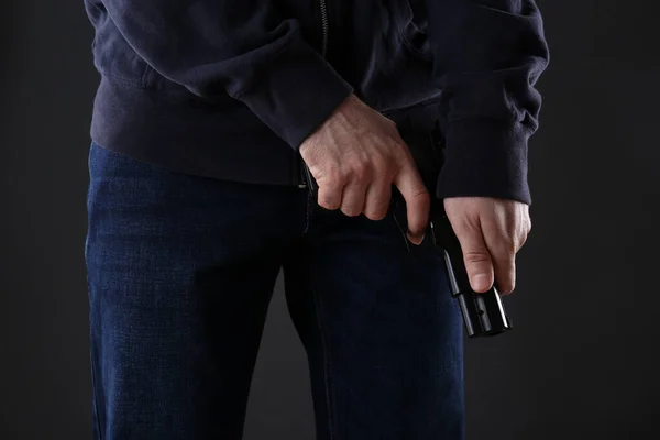 Mann Lädt Waffe Auf Schwarzem Hintergrund Nach Nahaufnahme — Stockfoto