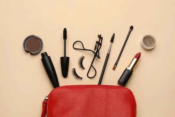 Kosmetiktasche Mit Wimpernzange Und Make Produkten Auf Beigem Hintergrund Flache — Stockfoto