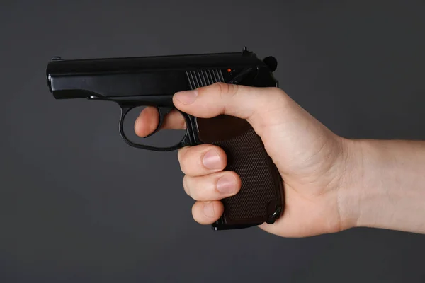 Mann Richtet Waffe Auf Dunklen Hintergrund Nahaufnahme — Stockfoto