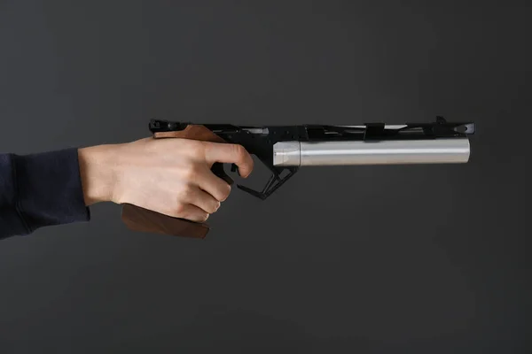 Strzelanie Broni Mężczyzna Celujący Standardowym Pistoletem Ciemne Tło Zbliżenie — Zdjęcie stockowe