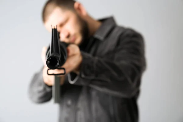 Pistola Asalto Hombre Apuntando Rifle Contra Fondo Luz Centran Hocico —  Fotos de Stock