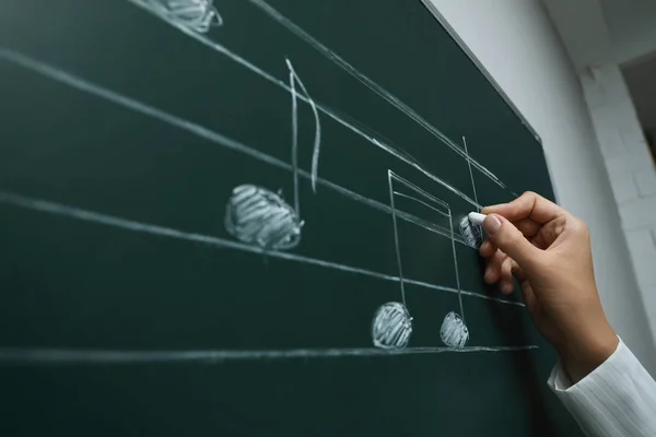 Insegnante Scrittura Note Musicali Con Gesso Greenboard Primo Piano — Foto Stock