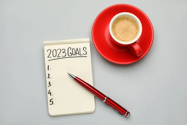 Ustalanie Celów 2023 Rok Notatnik Długopis Filiżanka Kawy Jasnym Tle — Zdjęcie stockowe