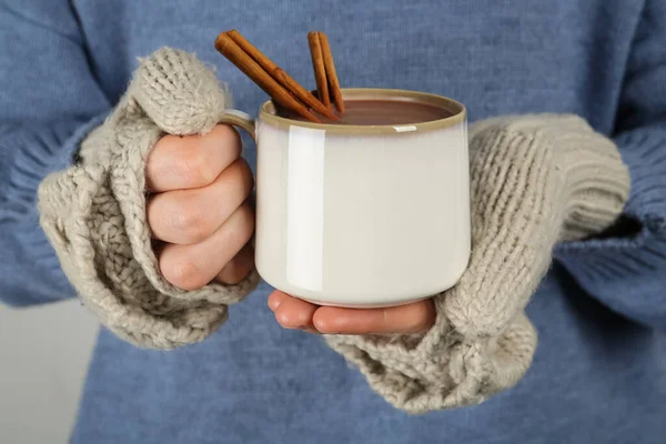 Frau Fingerlosen Fäustlingen Mit Einer Tasse Leckerer Heißer Schokolade Mit — Stockfoto