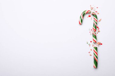 Beyaz arka planda kırık Noel şekeri bastonu, üst manzara. Metin için boşluk